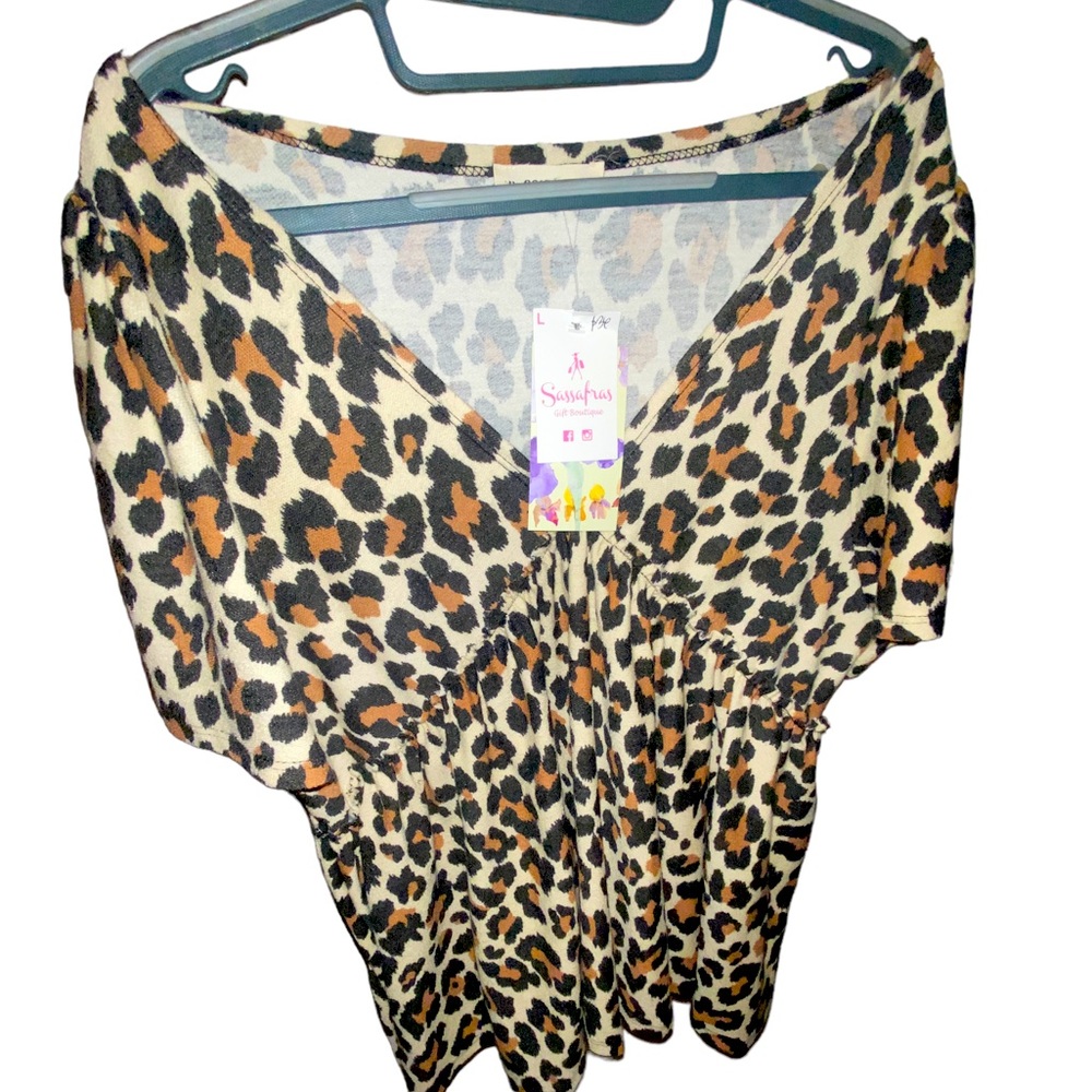 Leopard boutique top. V neck with empire waist